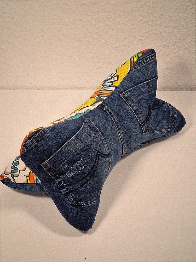 Leseknochen Nackenkissen Buchstütze handmade Unikat ♻️ Jeans & Comicstyle