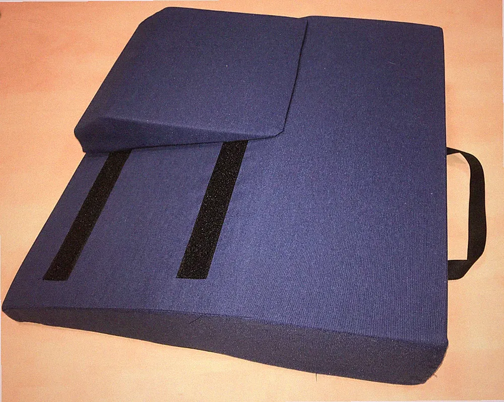 orthopädisches Hüftkissen blau mit Wechselkeil zur Sitzoptimierung nach Hüft-Op