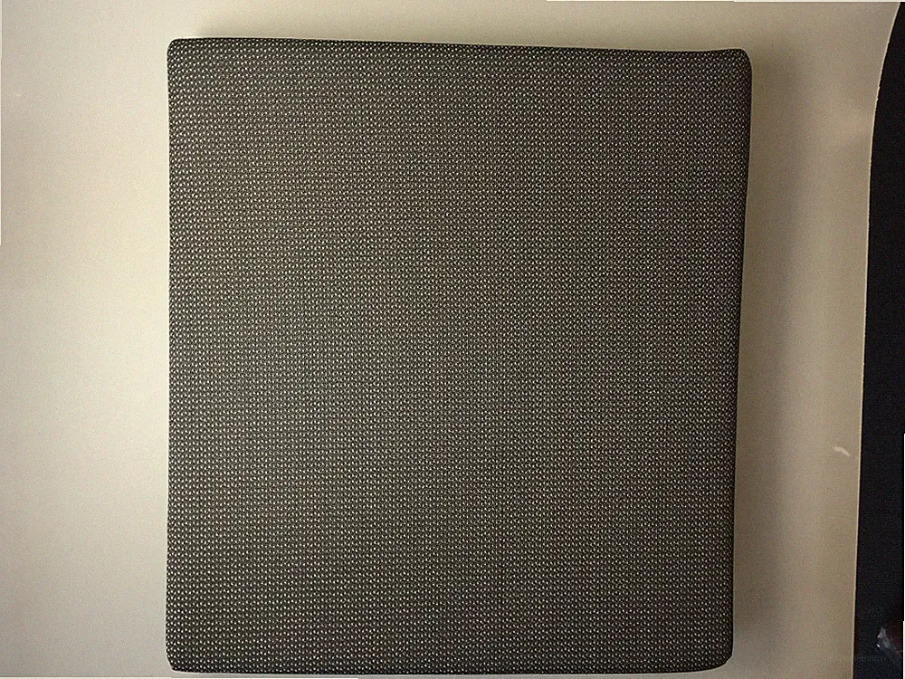Orthopädisches Sitzkissen RG30 mit schwarzem Jacquard Bezug und Silberfäden